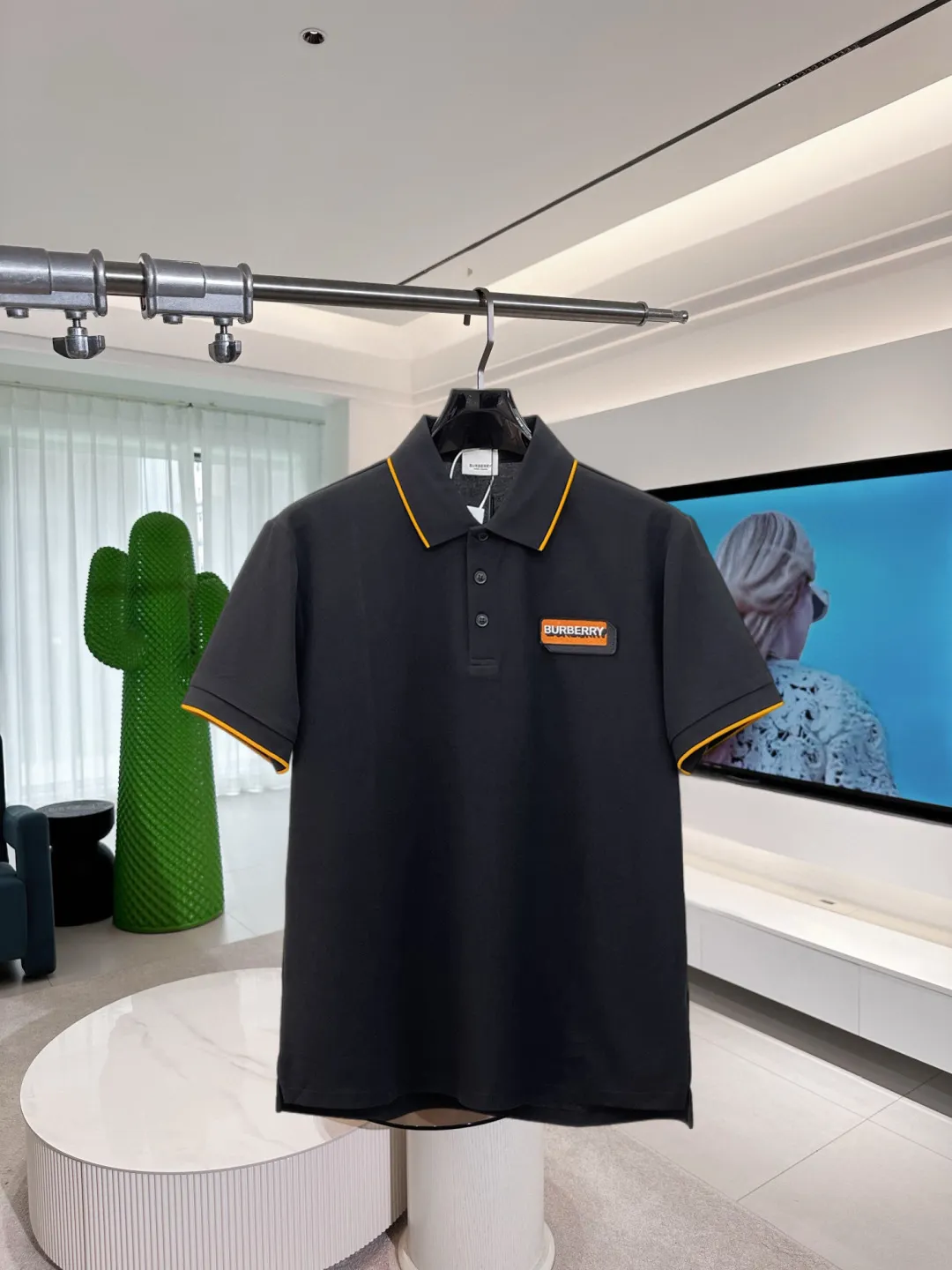 BURBERRY New Arrival Polo shirt, complete with three labels, original fabric, original customized accessories, official Same Style, using 210 grams of pure cotton pique fabric, customized same-tank dyed fabric, very comfortable and smooth to the touch, very wide and stylish, produced by a first-line brand on behalf of Factory, imported Behringer embroidery machine, embroidery is full and textured, imported Kangli direct-injection machine, printing is clear and textured, the collar rib is woven with imported yarn It will not lose shape after being worn for a long time. It is the most New Arrival style in spring and summer. It is fashionable and individual. It is super Versatile and looks good. It is very suitable for both men and women. It is a must-have for everyone. Size: S-XXL